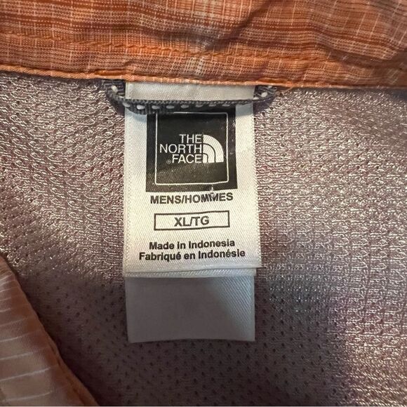 The north face short sleeve light weight button down shirt. - Picture 7 of 7